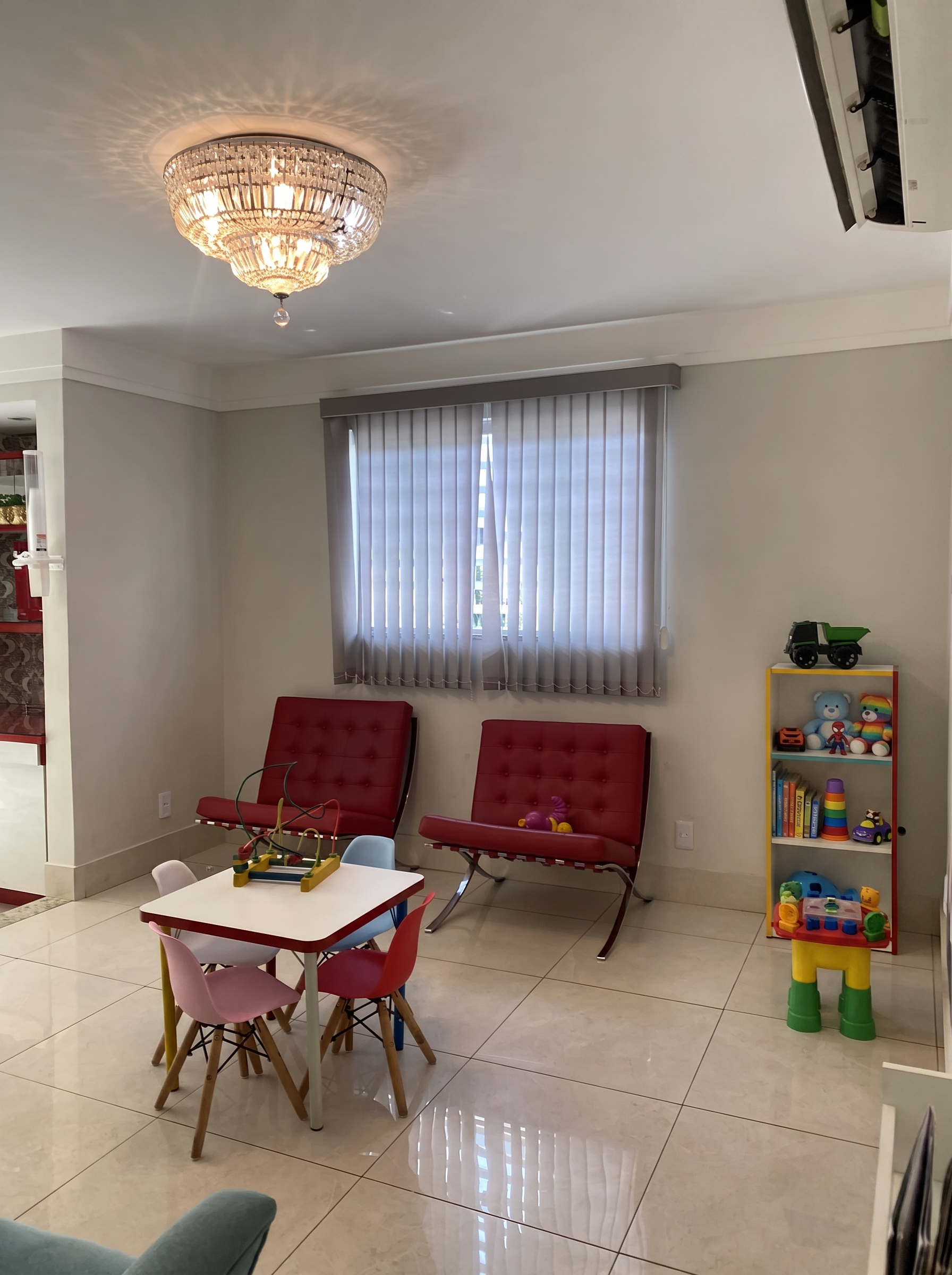 Brinquedoteca do Alecrim com mesa colorida, cadeiras infantis e estante de brinquedos