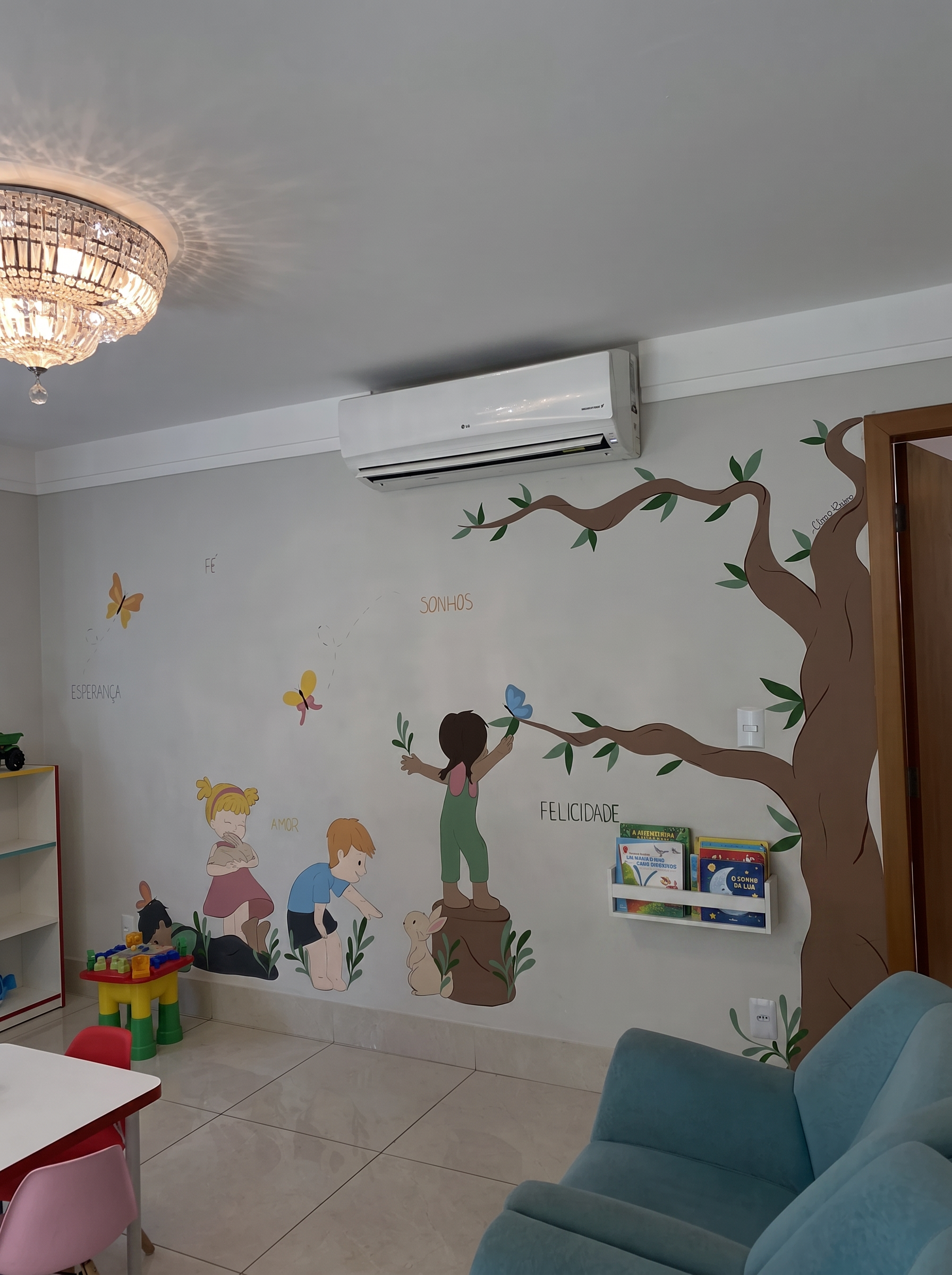 Mural pintado à mão na brinquedoteca do Alecrim com árvore e palavras Esperança, Fé, Amor, Sonhos e Felicidade